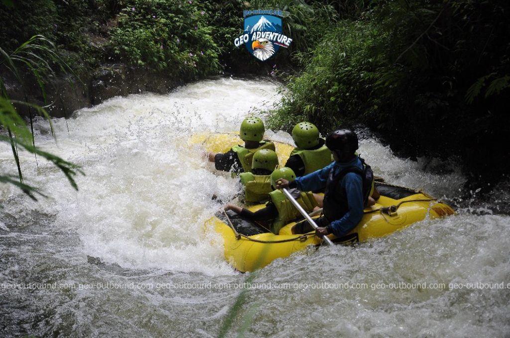pengunjung sedang berfoto di sekitar lokasi arung jeram